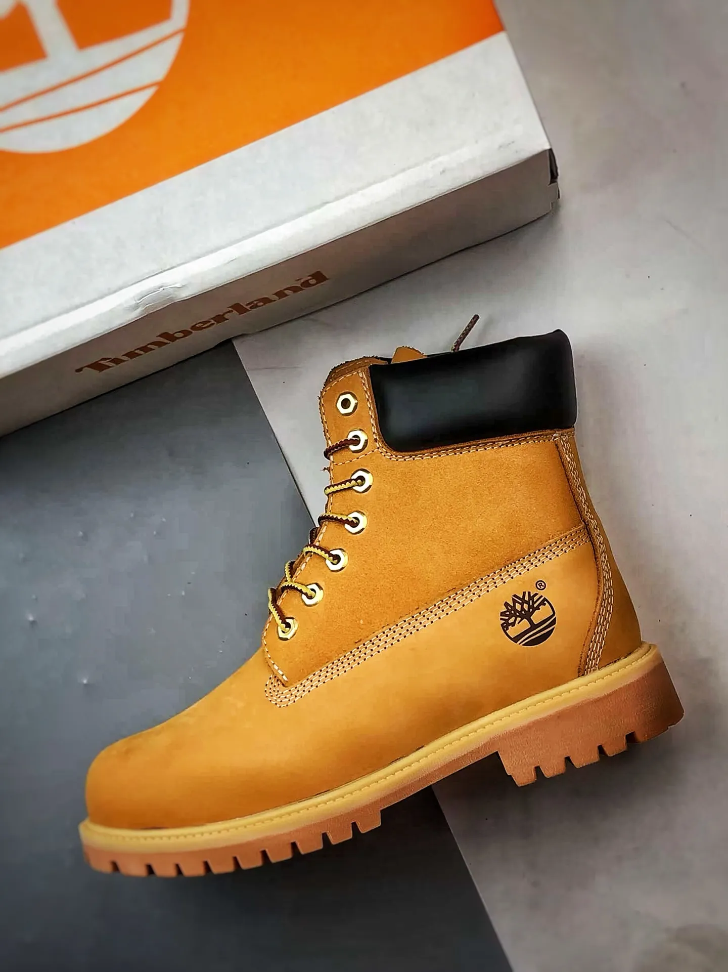 💰480 Timberland Timberland/Timberland 6 Inch Leather Boots (high cost-effective version) classic outdoor 6-inch rhubarb boots. Four-line computer stitching and the same imported first-layer nubuck leather with anti-waterproof function (all interiors are matched with genuine leather materials!!) Original consistent full nubuck leather collar, anti-fatigue shock absorption, honeycomb PU insole, lightweight non-slip rubber two-color combination sole ❗️Original hardware molded shoelace buckle Newly upgraded top-notch craftsmanship. Original factory in Zhongshan. Original imported waterproof leather. Injection molded outsole. Horizontal folding dynamic water-repellent. Original uniform fully frosted leather collar. Brand new original factory packaging shoe box. Item number: TB010061713. Female size: 35.5 36 37 37.5 38 38.5 39. Male size: 39.5 40 41 41.5 42 43 44 45 (leather shoe size)